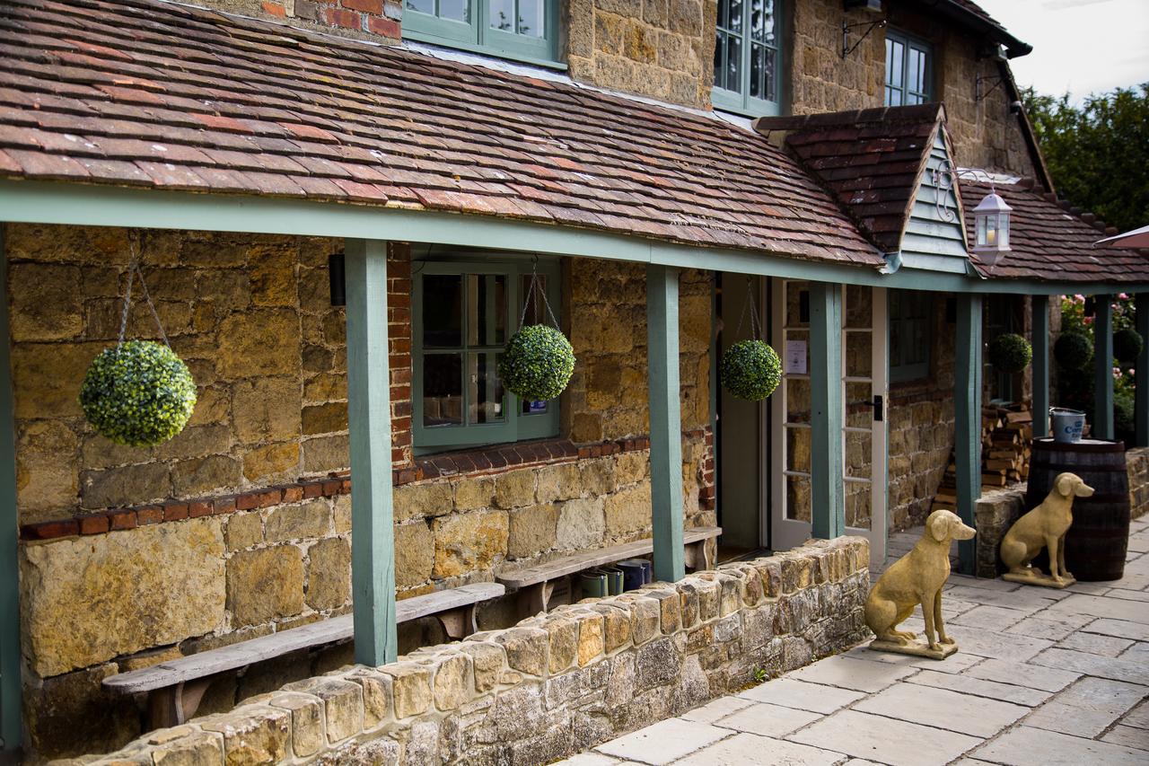ホテルThe Kings Arms Fernhurst エクステリア 写真